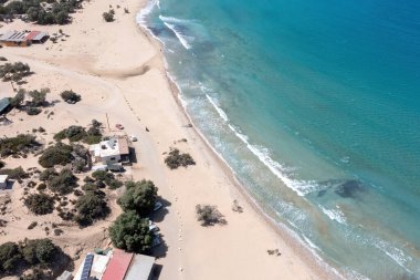 Yunanistan. Gavdos sahilinin hava aracı görüntüsü, Girit adası. Vahşi doğa, uçsuz bucaksız dalgalı deniz suyu, doğa. Yaz tatili.