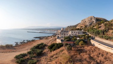 Yunanistan, Gonia Odigitria Manastırı, Chania kasabası Girit Adası. Ortodoks Kilisesi 'nin insansız hava aracı görüntüsü. Sakin deniz suyu, mavi gökyüzü, doğa..