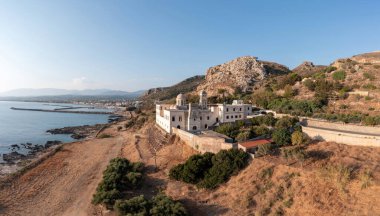 Girit adası, Gonia Odigitria Manastırı, Chania şehri Yunanistan. Ortodoks Kilisesi 'nin Bizans mimarisinin insansız hava aracı görüntüsü. Dini varış.