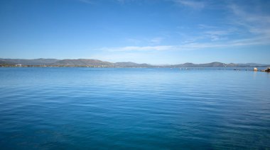 Nea Makri, Attica Yunanistan. Uçsuz bucaksız Ege denizinin panoramik manzarası. Yunan güneşi ve mavi gökyüzü altında tatil, turizm.