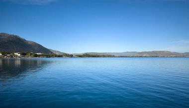 Nea Makri, Attica Yunanistan. Akdeniz 'in panoramik manzarası sakin deniz ve şehrin arka planında her zaman yemyeşil orman. Yunanistan 'da tatil yeri.