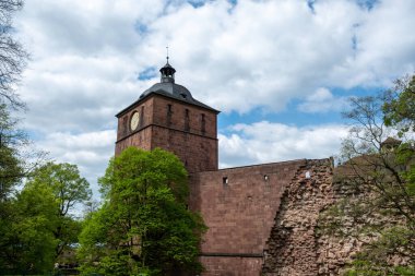 Heidelberg Kalesi, Heidelberg Schloss Kapısı veya Saat Kulesi, Almanya. Seltenleer hapishane kulesinin ana girişi, popüler seyahat merkezi..