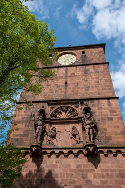 Heidelberg Şatosu, Heidelberger Schloss Kapı Kulesi ve altın saati. İki Ortaçağ Şövalyesi ve iki Palatine Aslanı ile ana giriş. Dikey