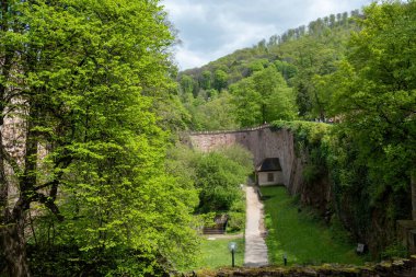 Almanya, Heidelberg Kalesi 'nin dış duvarları doğada. Alman turu, kale avlusu, mavi gökyüzü arka planı.