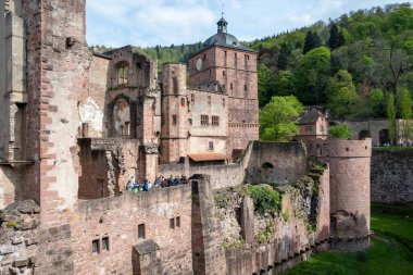 Almanya, Heidelberg Schloss, Baden-Wurttemberg 'de. Antik Heidelberg Kalesi harabeleri, bereketli ormandaki tuğla duvar kalesinin dışı..