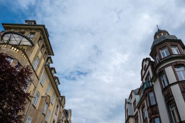 Almanya 'nın Heidelberg eski kasabası. Geleneksel etkileyici, heybetli tarihi binanın dışı, bulutlu bir arka plan. Görüntü altında