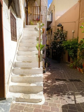 Girit adası, Chania Old Town, Yunanistan. Çelik duvar, taş merdiven, dar kaldırımda saksı bitkisi. Yaz güneşli bir gün. Dikey