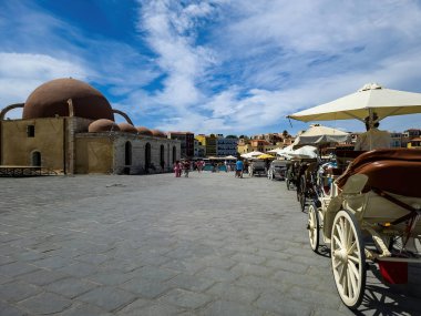 Girit 'teki Hanya' nın Eski Limanı 'ndaki Kucuk Hasan Paşa Camii veya Yali Camii. Asfalt yolda park etmiş bir araba, yaz günü..