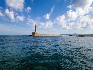 Chania 'nın eski kasabasındaki Venedik limanında deniz feneri. Dalgalı denizde dalgalı suyu olan taş ustası işaret kulesi. Girit Adası, Yunanistan.