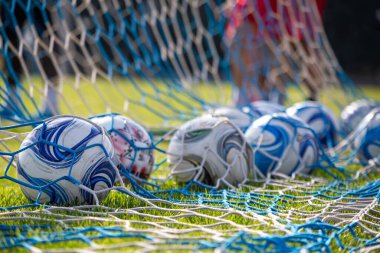 Futbol sahada. Ağ ve yeşil çimlerin üzerinde futbol topu manzarası. Spor, rekabet, eğlence, zafer. Görüntü ekibi geçmişi.