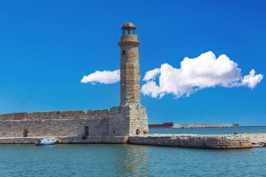 Girit Adası Yunanistan 'daki Eski Venedik Rethymno Limanı' ndaki Iconic Mısırlı Deniz Feneri. İşaret, taş duvar binası, deniz suyu, mavi gökyüzü, yaz tatili.