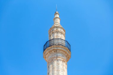 Yunanistan 'ın Girit adasındaki Rethymno şehrindeki Neratze Camii sembolik minare kulesi. Mavi gökyüzü arkaplanındaki İslami anıtın üst kısmı.