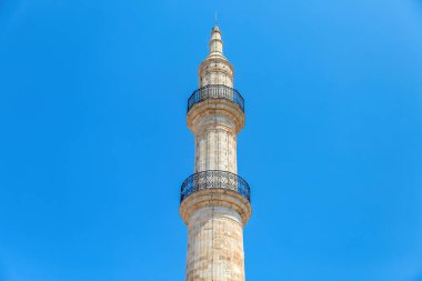 Yunanistan 'ın Girit adasındaki Rethymno şehrindeki Neratze Camii sembolik minare kulesi. Mavi gökyüzü arkaplanındaki İslami anıtın üst kısmı.