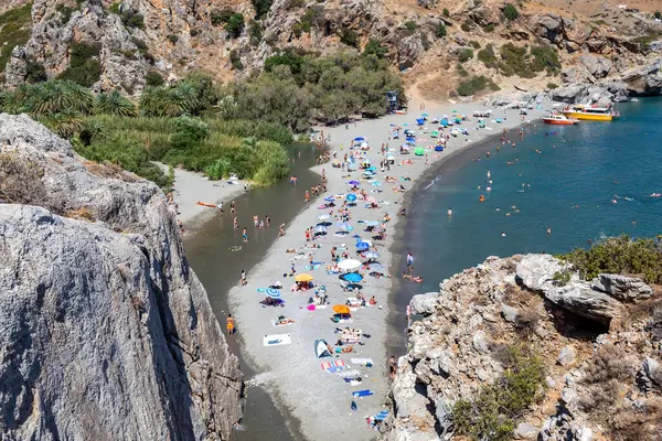 Песчаный Пляж Превели Остров Крит Греция Отменить Вид Людей Наслаждающихся Стоковое Изображение