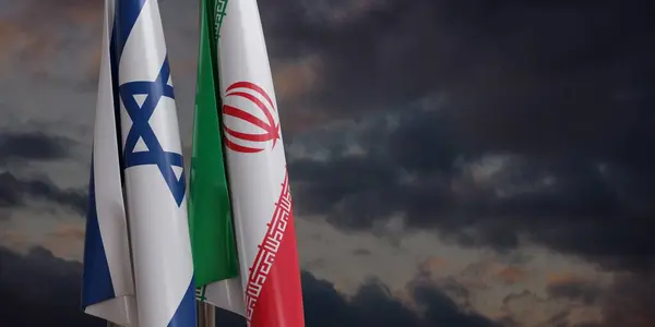 Primer Plano Las Banderas Israel Irán Contra Cielo Malhumorado Render Imagen De Stock