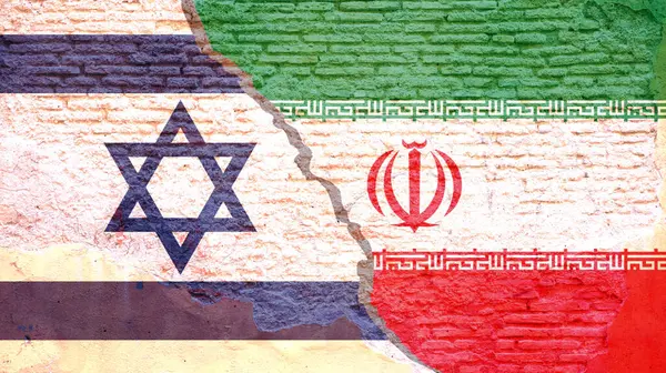 Banderas Israelíes Iraníes Muro Texturizado Agrietado Simbólico Tensiones Geopolíticas Render Fotos De Stock Sin Royalties Gratis