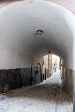 Stora Hoparegrand kemerli taş duvar, Gamla Stan 'deki kaldırım taşı sokağı Osterlanggatan' ı İsveç 'in Skeppsbron şehrine bağlıyor..