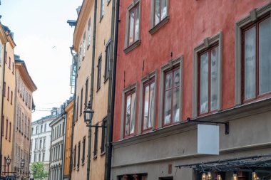 İsveç, Stockholm 'de klasik bina, Gamla Stan' de tatil. Dairenin üst katında, Eski Şehir 'deki dükkanın üzerinde beyaz bir tabela asılı.. 