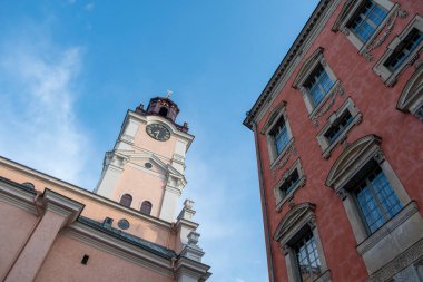 Axel Oxenstierna Sarayı süslü püslü Mannerist tarzı kırmızı bina ve Stockholm, Gamla Stan Old Town 'daki Büyük Kilise Storkyrkan. Görüntü altında