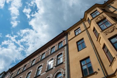 İsveç, Stockholm 'de geleneksel klasik bina, Gamla Stan' de tatil. Eski Şehir 'de kiralık bir dairenin üst katı, seyahat yeri. Görüntü altında