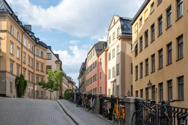 Tradycyjny Kolorowy Budynek Kręta Brukowa Ulica Parking Zablokowany Rower Sztokholmie Zdjęcia Stockowe bez tantiem