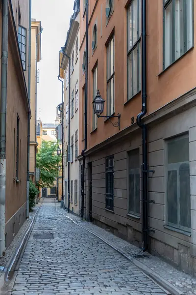 Szwecja Sztokholm Tradycyjny Kolorowy Budynek Latarnią Pusta Wąska Kręta Uliczka Obrazy Stockowe bez tantiem