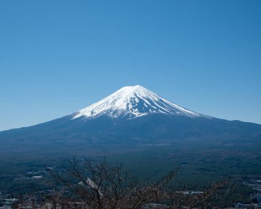 Japonya 'daki Fuji Dağı, karlı zirve, gözlemevi güvertesi manzarası, ilkbaharda mavi açık gökyüzü.