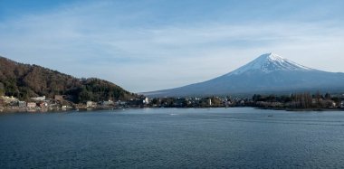 Fuji Dağı karla kaplı ve Kawaguchiko Gölü Japonya, Sprin 'de mavi gökyüzü ve bulutlar