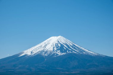 Japonya 'daki Fuji Dağı, karlı zirve, gözlemevi güvertesi manzarası, ilkbaharda mavi açık gökyüzü.