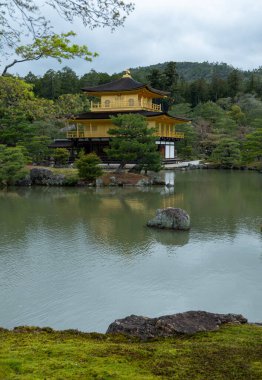 Altın Pavilyon Zen Budist tapınağı, Kinkakuji bahçesi, Kyoto, Japonya. Rokuonji Geyik Bahçesi Templ