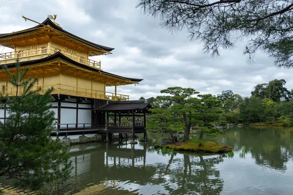 Altın Pavilyon Zen Budist tapınağı, Kinkakuji bahçesi, Kyoto, Japonya. Rokuonji Geyik Bahçesi Templ