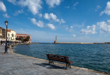 Yunanistan, Chania Town Girit. Açık hava kafe, Firkas Kalesi ve deniz kenarındaki geleneksel bina. Dalgalı deniz suyu.