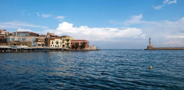 Yunanistan, Chania Town Girit. Açık hava kafe, Firkas Kalesi ve deniz kenarındaki geleneksel bina. Dalgalı deniz suyu.