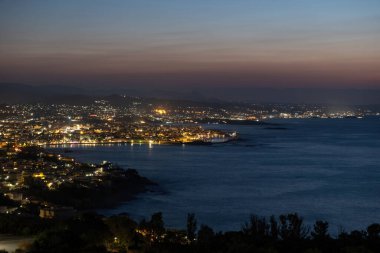 Yunanistan. Girit adası, Chania şehrinin panoramik manzarası ve Akrotiri tepesinden Ege Denizi ve Venizelos mezarları geceleyin