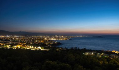Yunanistan. Girit adası, Chania şehrinin panoramik manzarası ve Akrotiri tepesinden Ege Denizi ve Venizelos mezarları geceleyin