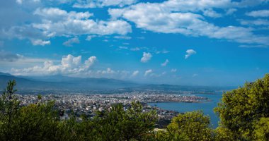 Girit adası, Yunanistan 'daki Chania Old Town manzarasının üstünde panoramik. Geleneksel tarihi şehir, parktan Akrotiri manzarası çam ağacı ve Venizelos mezarı.