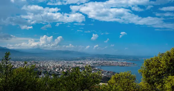 Girit adası, Yunanistan 'daki Chania Old Town manzarasının üstünde panoramik. Geleneksel tarihi şehir, parktan Akrotiri manzarası çam ağacı ve Venizelos mezarı.