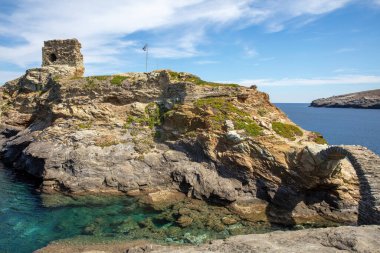 Andros Adası Cyclades 'teki Venedik antik Kalesi Yunanistan' a gidiyor. Ege saydam deniz suyu, kayalık arazi, mavi gökyüzü, güneşli gün.