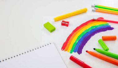 Okula geri döndüm. Okul malzemeleri ve çizim araçları beyaz arkaplan, üst görünüm, kopyalama alanı