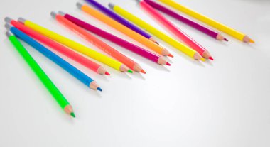 Beyazların üzerine renkli kalemler, çocukların yaratıcılığı, okul konseptine dönüş.