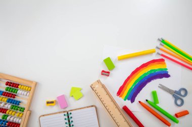 Okula geri döndüm. Okul malzemeleri ve çizim araçları beyaz arka plan, üst görünüm