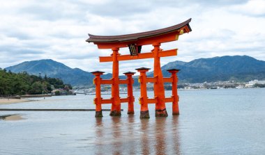 Japonya, Itsukushima Tapınağı, Shinto yüzen torii turuncu kapı Miyajima adasındaki suda kırmızı kapı.