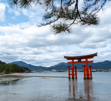 Japan, Itsukushima Shrine, Shinto floating torii orange red gate in the water on the island of Miyajima