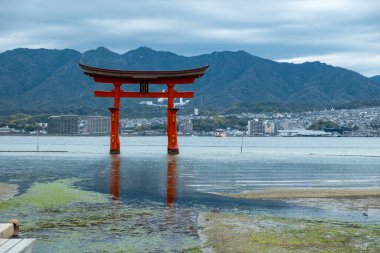 Japonya, Itsukushima Tapınağı, Shinto yüzen torii turuncu kapı Miyajima adasındaki suda kırmızı kapı.