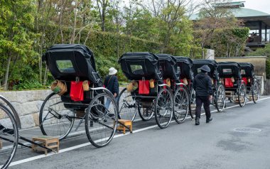 Geleneksel kırmızı el Uji Köprüsü 'ne park etmiş Hint triportörünü çekti. Kyoto Japonya. 