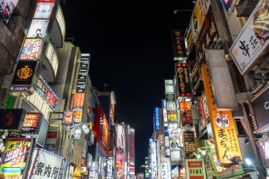 Tokyo Japonya. 11 Nisan 2024. Shinjuku sokaklarında gece hayatı eğlencesi. Aydınlatılmış tabela, neon ışıklar