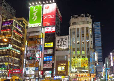 Osaka Japonya. Nisan 05, 2024. Dotonbori sokağı Namba bölgesinde gece hayatı, neon ışığı ve sokak yemekleriyle ünlüdür. Geceleri insanlar eğleniyor..