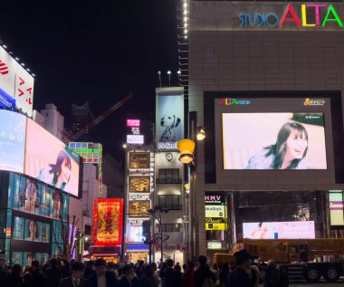 Osaka Japonya. Nisan 05, 2024. Dotonbori sokağı Namba bölgesinde gece hayatı, neon ışığı ve sokak yemekleriyle ünlüdür. Geceleri insanlar eğleniyor..