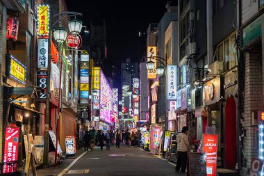 Tokyo Japonya. 11 Nisan 2024. Shinjuku sokaklarında gece hayatı eğlencesi. Aydınlatılmış tabela, neon ışıklar