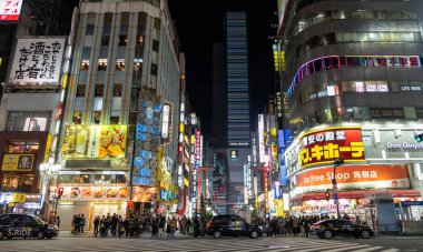 Tokyo Japonya. 11 Nisan 2024. Shinjuku şehir konseptinde eğlence. Çok renkli tabela, geceleri neon tabelanın üst kısmı. Seyahat hedefi